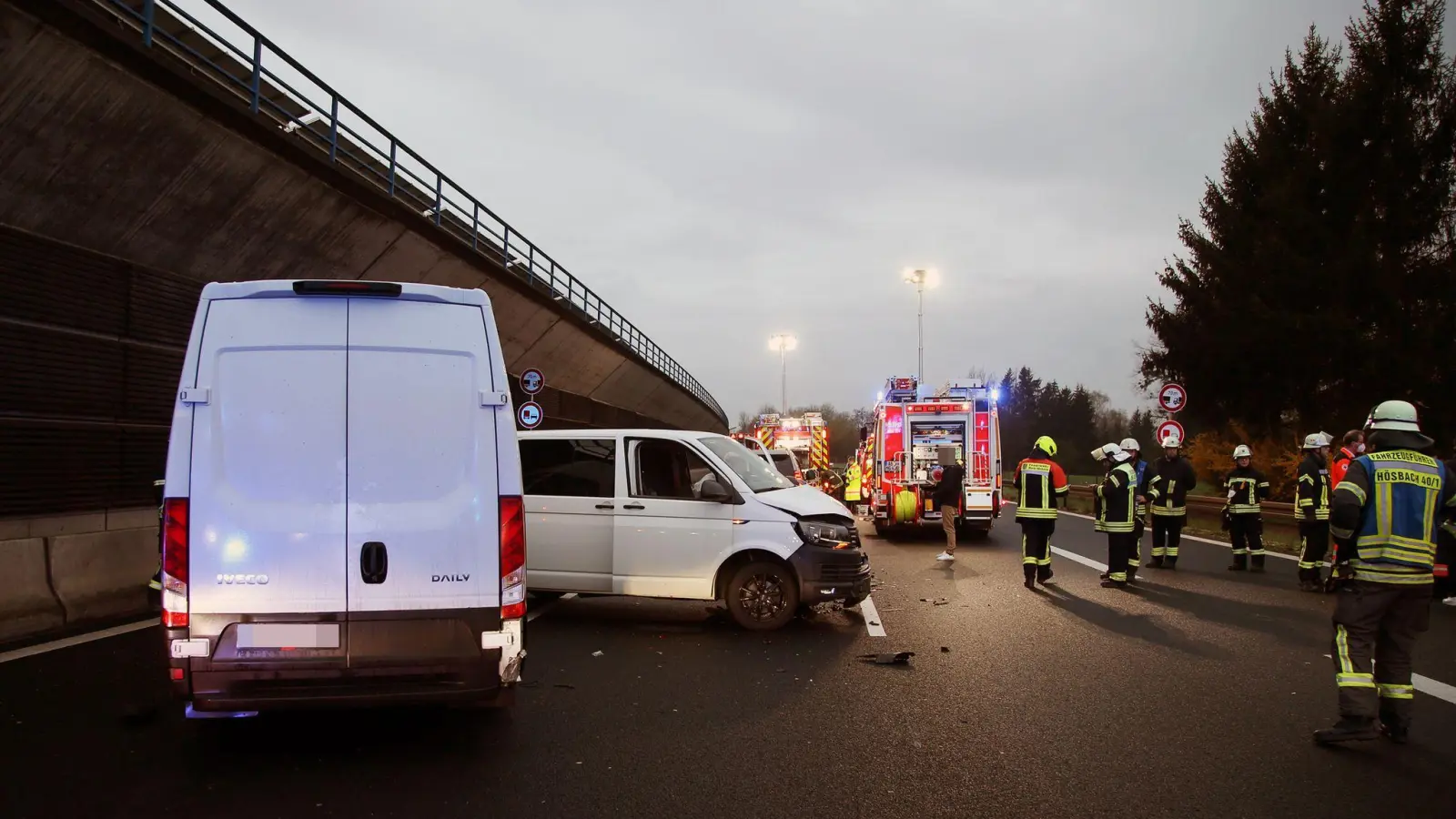 Fahrzeuge stehen auf der Autobahn 3 nach einem Verkehrsunfall bei Hösbach. (Foto: Ralf Hettler/dpa)