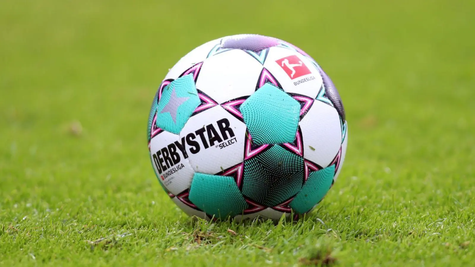 Das letzte Testspiel des Winters verlor die SpVgg Ansbach mit 2:6 bei den Würzburger Kickers. (Symbolbild: Andreas Gora/dpa)