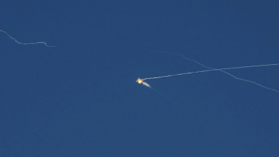 Bei einem erneuten Raketenangriff Russlands auf die Ukraine sterben wieder mehrere Menschen. (Archivbild) (Foto: Evgeniy Maloletka/AP/dpa)