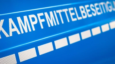 Spezialisten des Kampfmittelbeseitigungsdienstes werden am Abend die Weltkriegsbombe entschärfen. (Symbolbild) (Foto: Moritz Frankenberg/dpa)