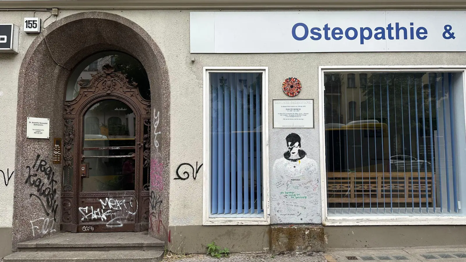 Blick auf den Eingang der Hauptstraße 155 in Schöneberg in Berlin. Hier wohnte, wie auch eine Gedenktafel zeigt, der Popstar David Bowie in den 70er Jahren. (Foto: Gregor Tholl/dpa)