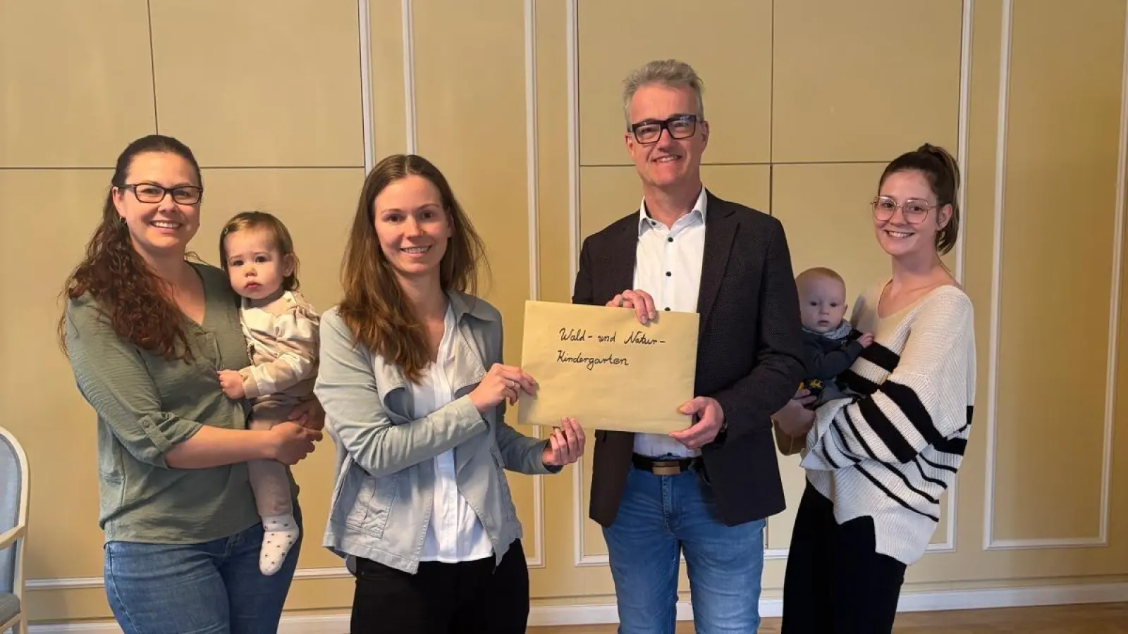 Einen Antrag mit 356 Unterschriften für den Bau eines Kindergartens in Feuchtwangens Osten hat eine Delegation jetzt an Bürgermeister Patrick Ruh übergeben. Das Bild zeigt den Rathauschef mit (v. l.) Kristina Entzminger, Maria Sindel und Larissa Krieg. (Foto: Stadt Feuchtwangen/Beate Stübe)