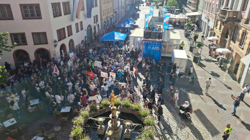 Auf dem Martin-Luther-Platz sind AfD-Vertreter (hinten) und Gegner (vorne) nur durch eine Absperrung getrennt. Es bleibt bei hitzigen Wortwechseln, die Polizei hat die Lage im Griff..  (Foto: Alexander Biernoth)