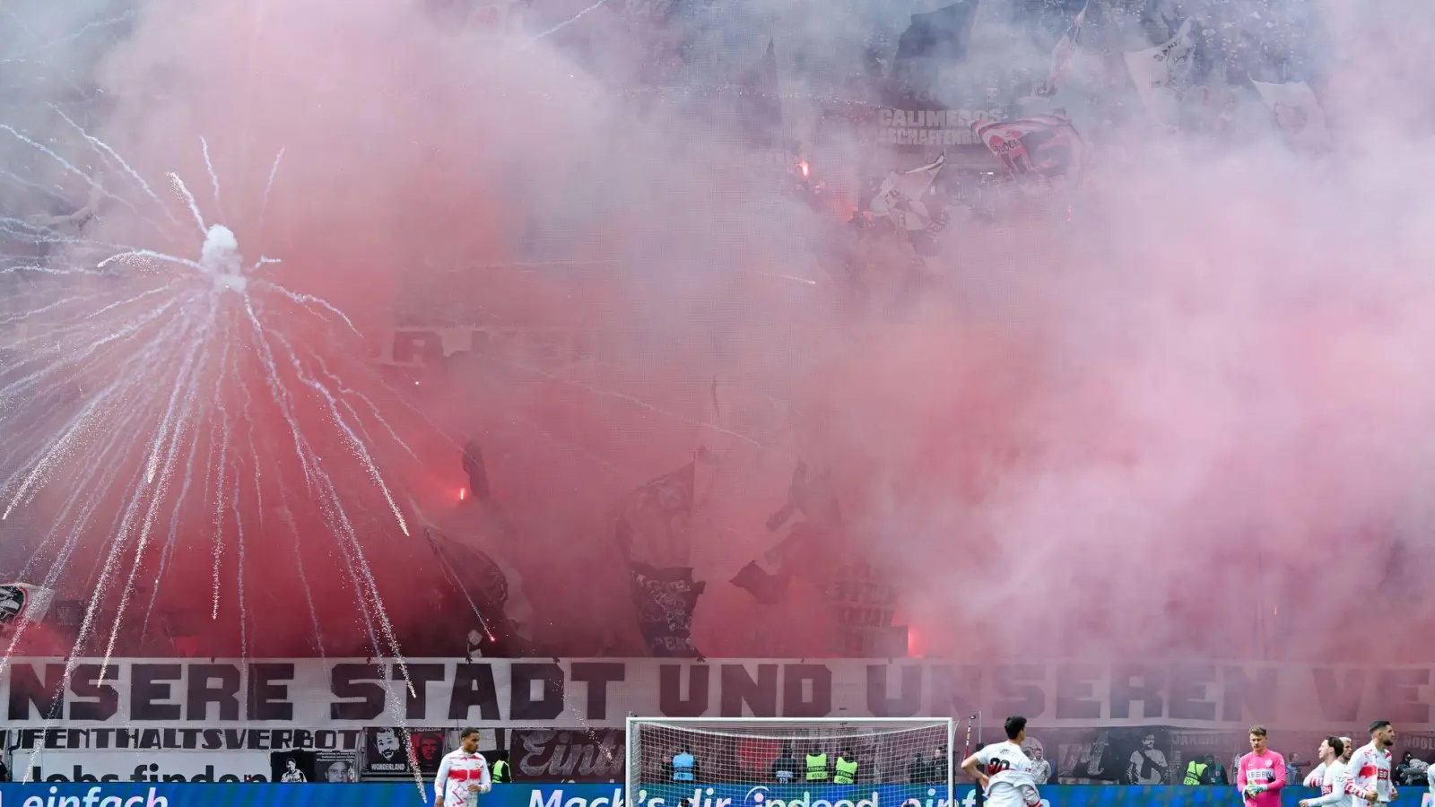 Beim Spiel Eintracht Frankfurt gegen den VfB Stuttgart gab es durch Pyrotechnik zwei Verletzte. (Foto: Uwe Anspach/dpa)