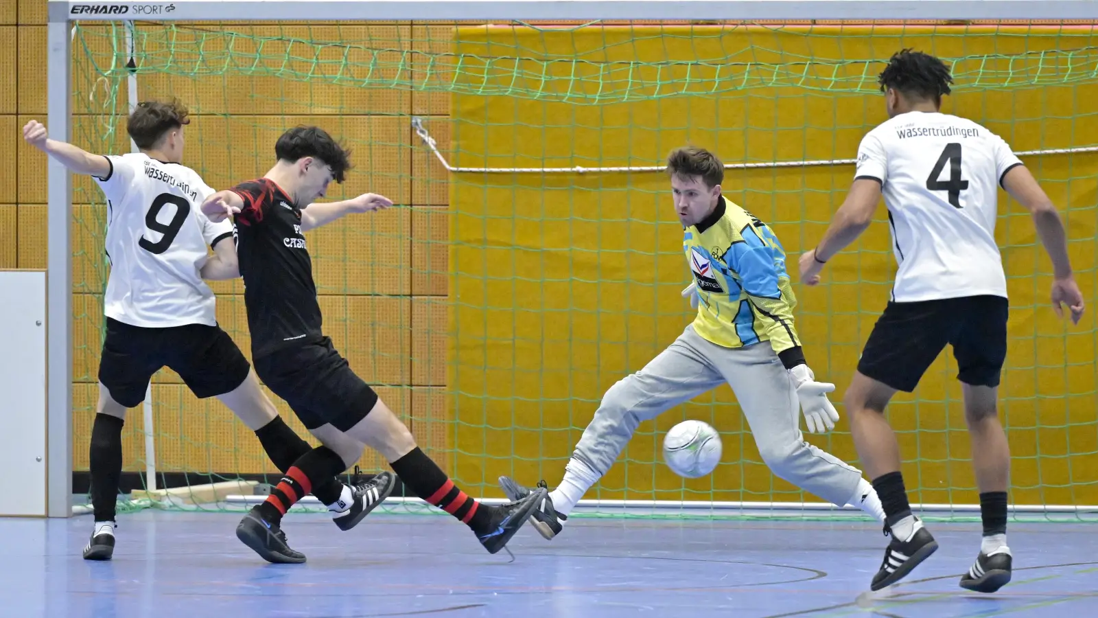 Luca Rühl (in Schwarz) und sein Torhüter Dominic Wächter versuchen hier im Endspiel gegen Wassertrüdingen (links Christoph Engruber, rechts Elias Omoruyi), eine brenzlige Situation zu klären. (Foto: Martin Rügner)