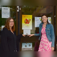 Schulleiterin Kerstin Mach (links) und stellvertretende Schulleiterin Franziska Wolter freuen sich über ein Trommelprojekt, das von Geldern der Startchancenschule bezahlt werden konnte. Es soll die Gemeinschaft und Inklusion unter den Kindern fördern. (Foto: Irmeli Pohl)