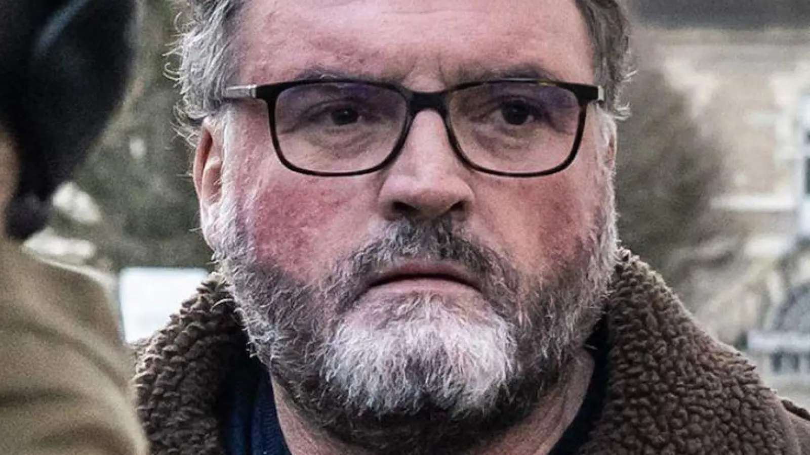 Der wegen der Vergiftung von Patienten angeklagte Anästhesist in Frankreich beteuert seine Unschuld. (Foto: Arnaud Finistre/AFP/dpa)