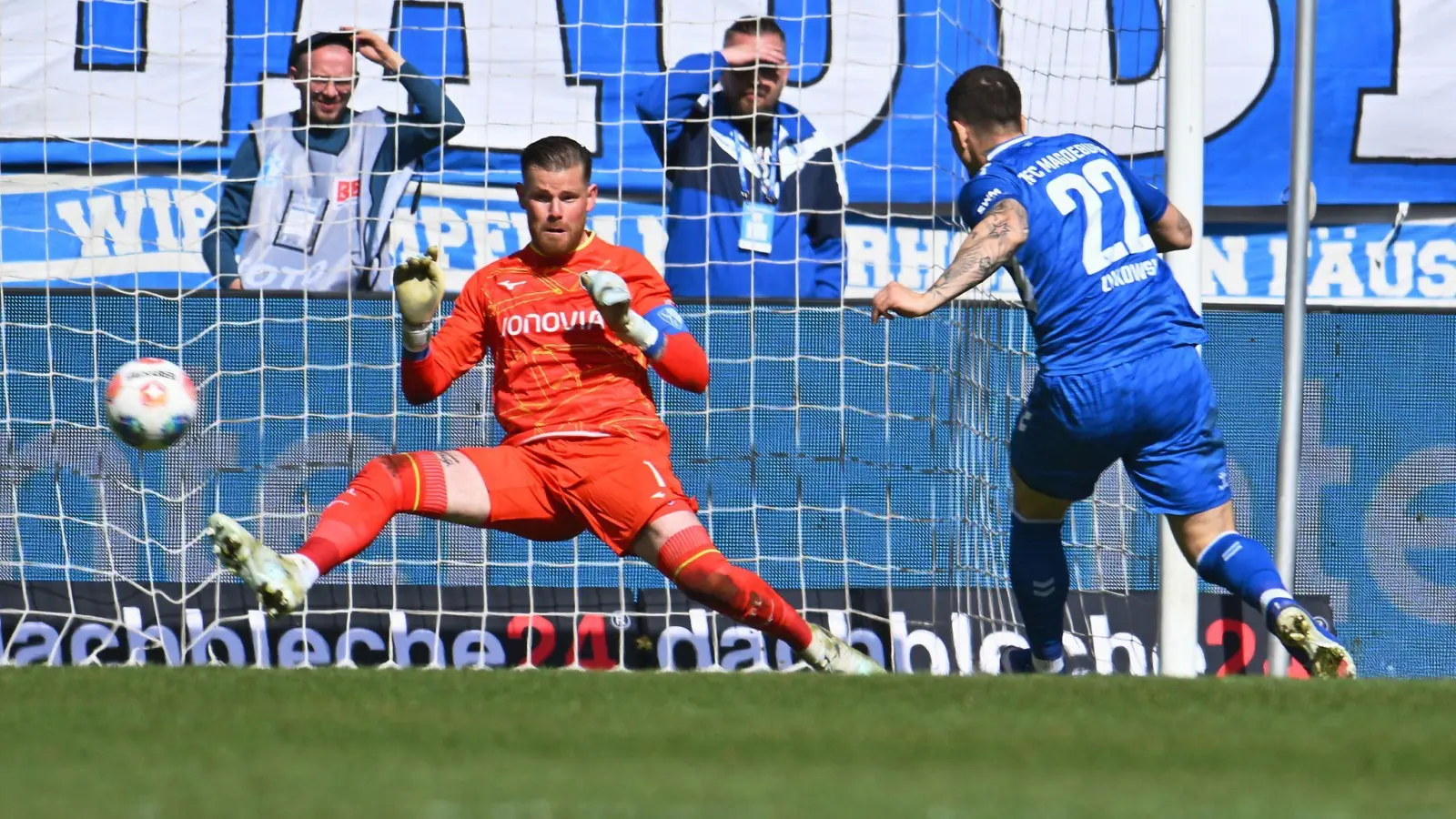 Bochums Torwart Timo Horn (hier gegen Magdeburgs Mateusz Zukowski) musste allein in den letzten beiden Spielen sieben Gegentore hinnehmen (Archivbild). (Foto: Swen Pförtner/dpa)