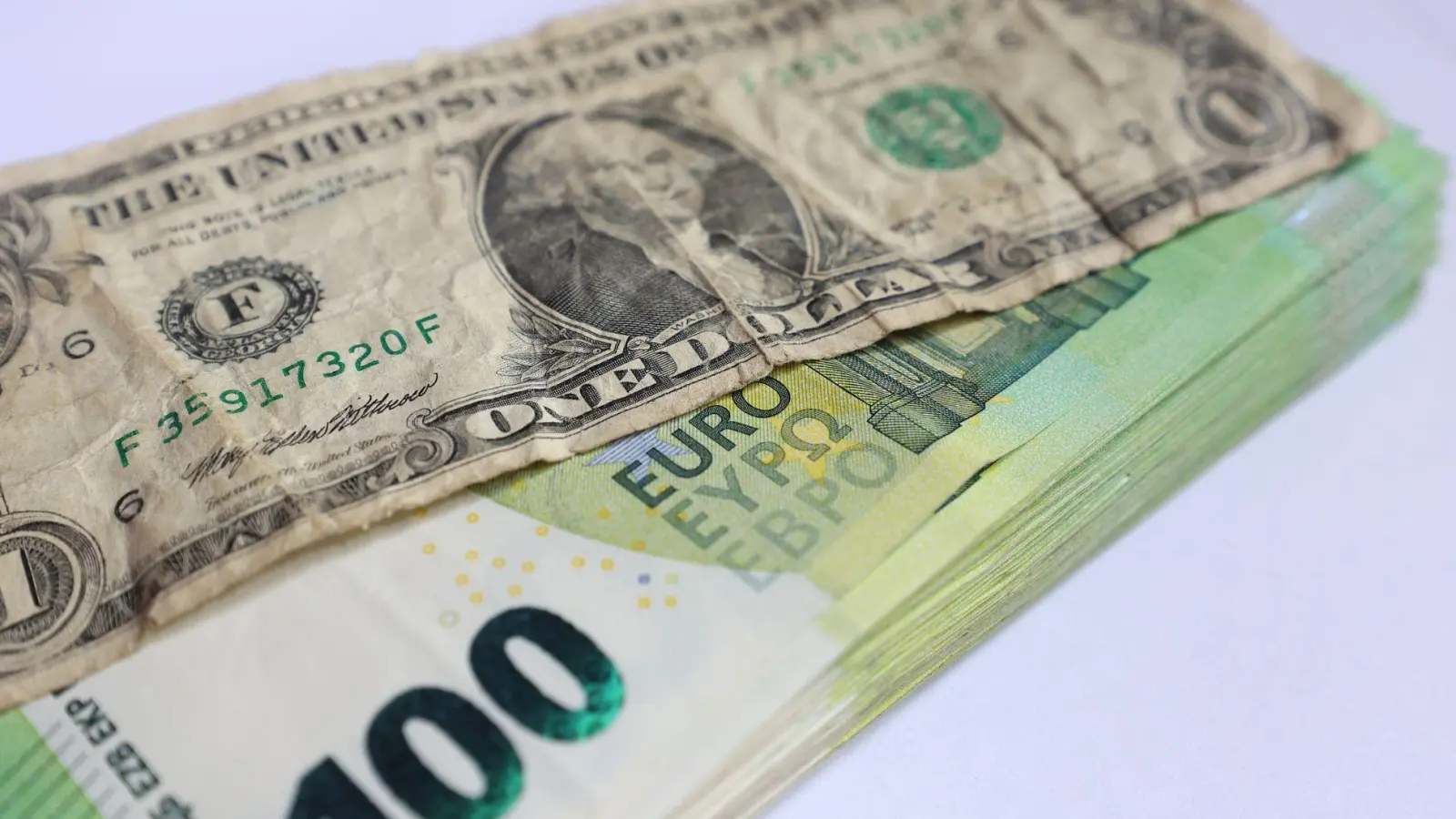 Der Dollar ist globale Reservewährung. Doch US-Präsident Donald Trumps Wirtschafts- und Finanzpolitik verunsichert die Kapitalmärkte. In den vergangenen Monaten hat die US-Währung im Vergleich zum Euro kräftig an Wert verloren. (Symbolbild) (Foto: Karl-Josef Hildenbrand/dpa)