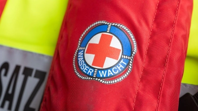 Die Wasserwacht des Bayerischen Roten Kreuzes wurde unweit von Berchtesgaden zu einem Rettungseinsatz für einen kleinen Hund gerufen, könnte das Tier aber nicht retten.  (Symbolbild) (Foto: Peter Kneffel/dpa)