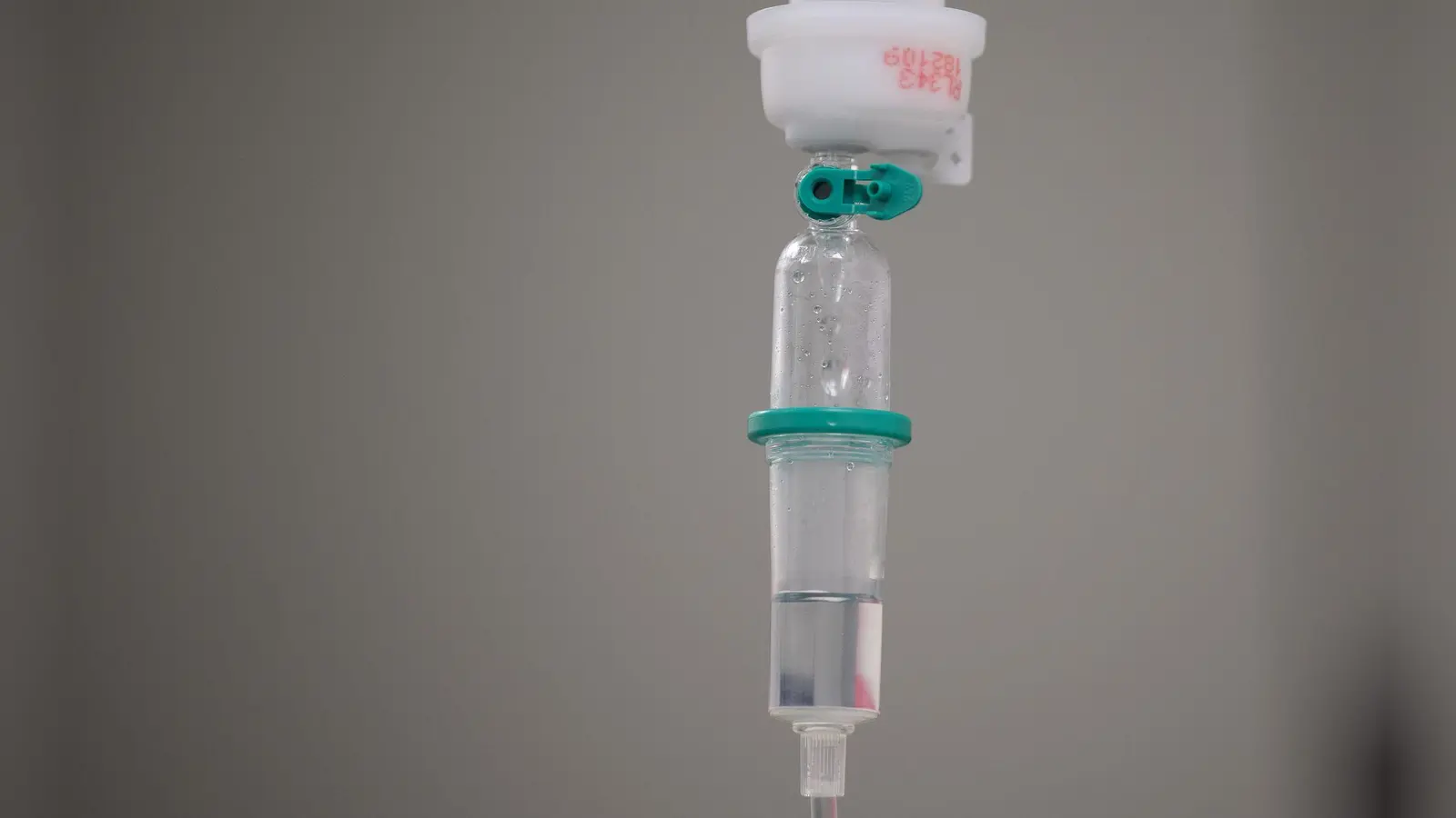 Das Bundesinstitut für Arzneimittel und Medizinprodukte warnt vor sogenannten Drip-Spa-Infusionen. Dabei werden dem Körper Vitamine und Mineralstoffe hoch konzentriert zugeführt. Der Nutzen ist aber nicht wissenschaftlich belegt. (Archivbild) (Foto: Sebastian Gollnow/dpa)