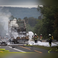 Der Lastwagen brannte auf der A6 bei Herrieden vollständig aus. (Foto: NEWS5/Markus Zahn)