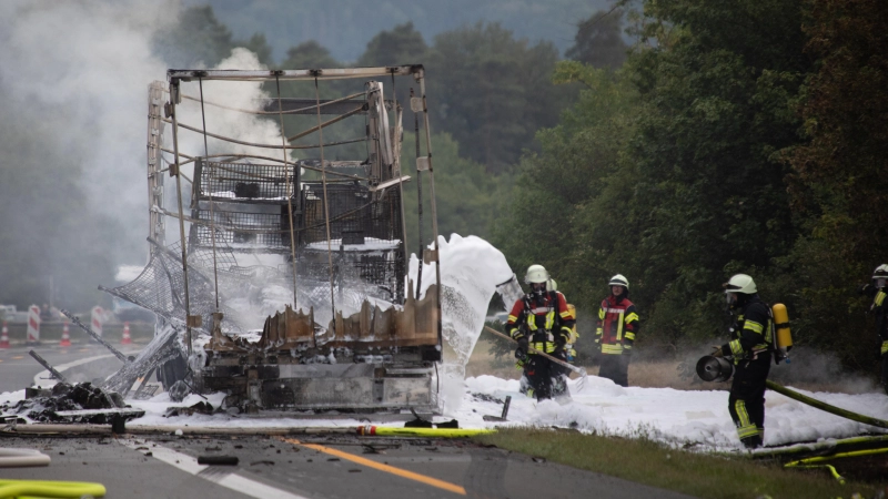 Der Lastwagen brannte auf der A6 bei Herrieden vollständig aus. (Foto: NEWS5/Markus Zahn)