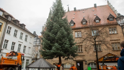 Einige Minuten befindet sich der neue Christbaum am Martin-Luther-Platz buchstäblich zwischen Himmel und Erde. (Foto: Evi Lemberger)