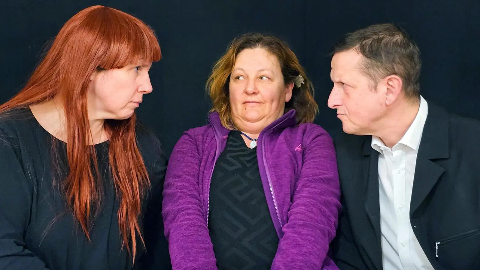 Vroni (links, gespielt von Marion Schneller) macht im Stück „Die lustigen Weiber von Windsa“ Urlaub im Wellnesshotel, wo sie auf ihren Mann Ludo (gespielt von Thomas Fischer) trifft – und auf Moni (gespielt von Manuela Görl), seine Aushilfs-Sekretärin. (Foto: Nicole Paskow)