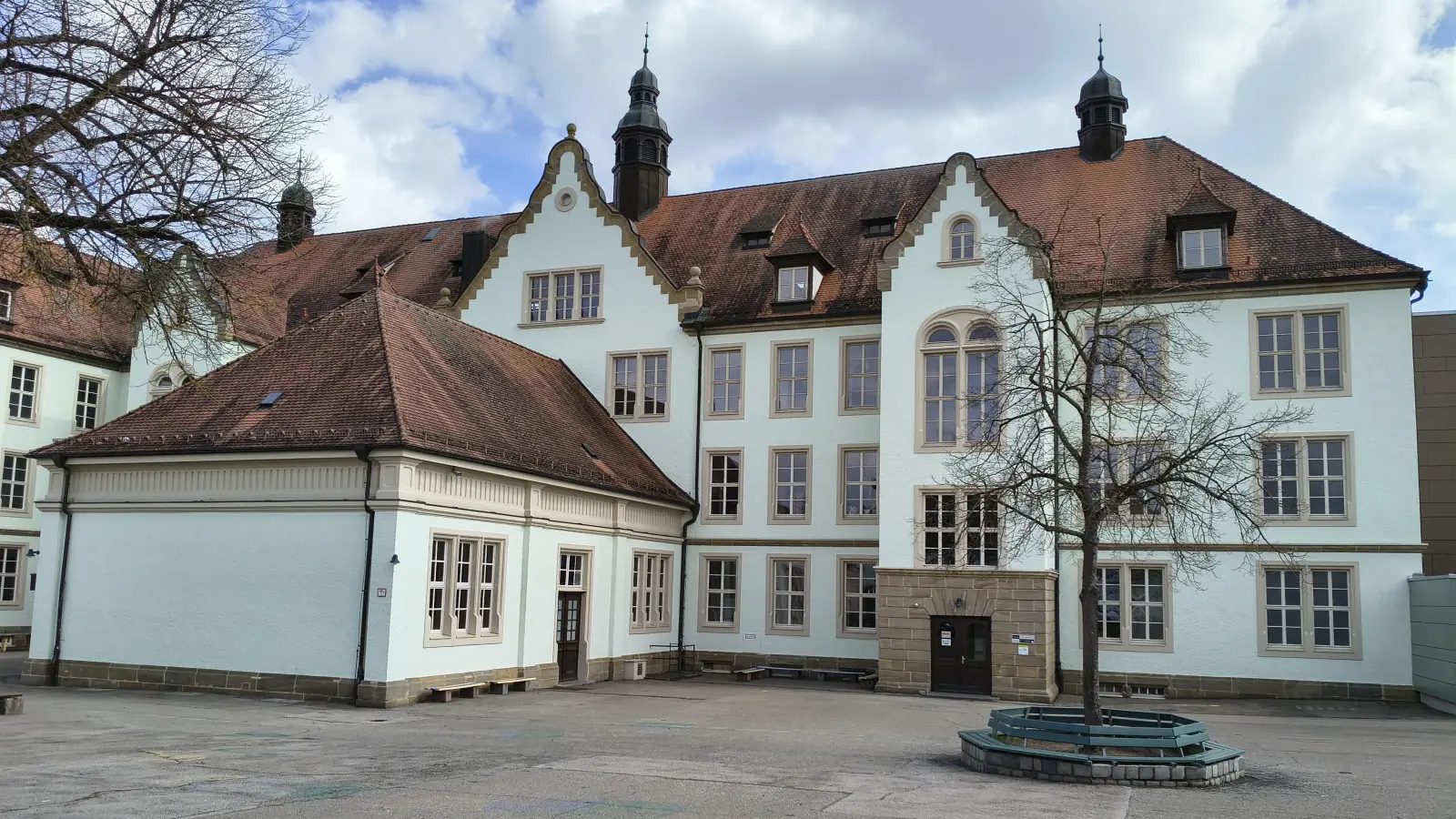 Auch an der Luitpoldschule will die Stadt investieren, um eine Ganztagesbetreuung anbieten zu können. Doch bislang sind nicht einmal die Planungsleistungen vergeben.  (Foto: Robert Maurer)
