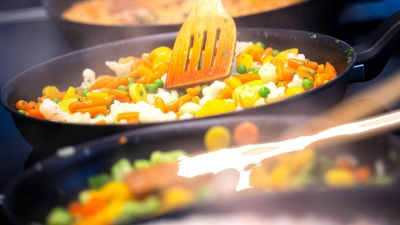 18 Testpackungen Buttergemüse hat die Zeitschrift „Öko-Test“ untersucht. Fazit: 16 der Gemüse-Mischungen sind „sehr gut“. (Foto: Sina Schuldt/dpa/dpa-tmn)