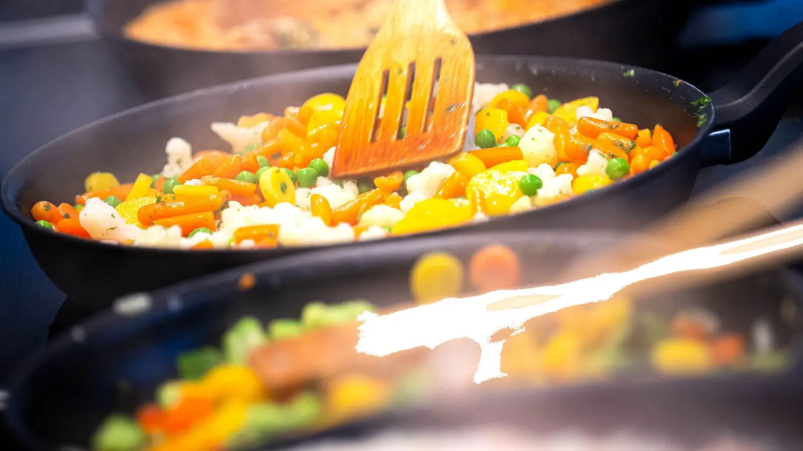 18 Testpackungen Buttergemüse hat die Zeitschrift „Öko-Test“ untersucht. Fazit: 16 der Gemüse-Mischungen sind „sehr gut“. (Foto: Sina Schuldt/dpa/dpa-tmn)