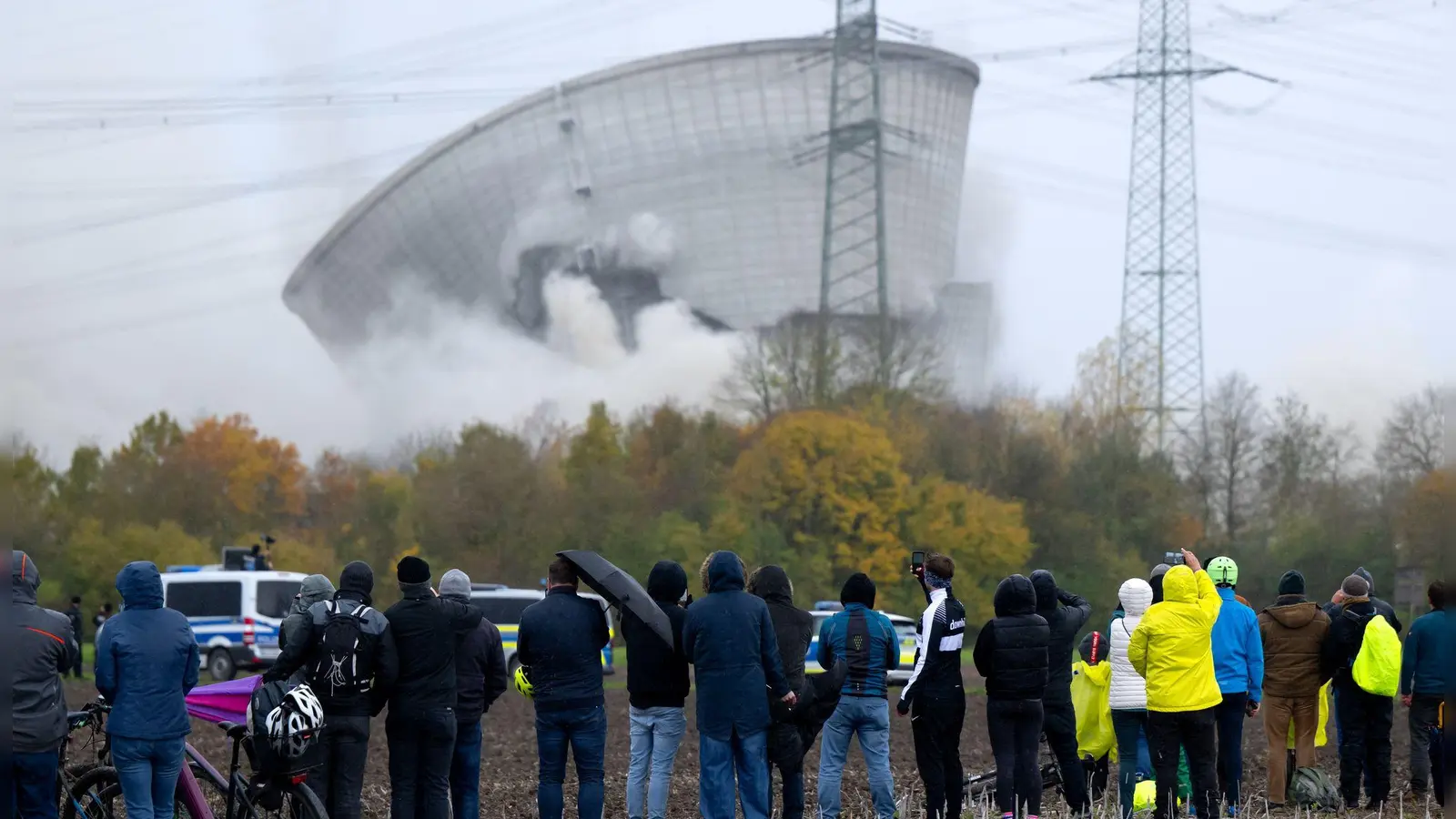 Der zweite Kühlturm des stillgelegten Kernkraftwerkes Gundremmingen stürzt nach der Sprengung zusammen (Foto: Sven Hoppe/dpa)