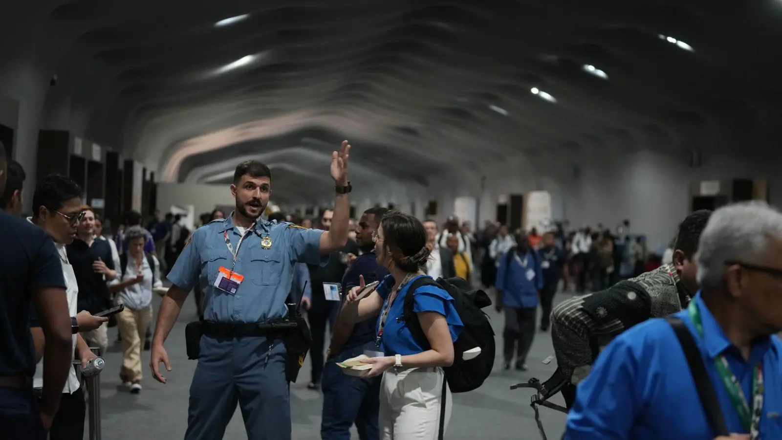 Menschen verlassen das Gelände der Weltklimakonferenz COP 30 wegen eines Feuers. (Foto: Fernando Llano/AP/dpa)