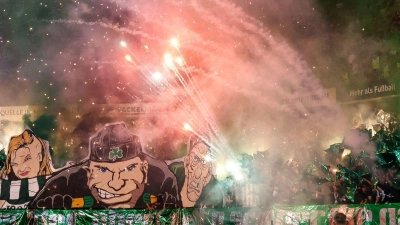 Fürther Fans sorgten in Nürnberg für eine Unterbrechung. (Foto: Daniel Löb/dpa)