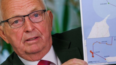 Eine Karte soll den Weg des Wals zeigen. (Foto: Jens Büttner/dpa)