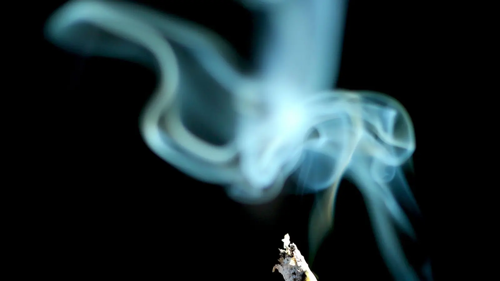 Schadstoffe in den Wänden: Nikotin und Teer aus dem Zigarettenrauch dringen tief in poröse Materialien wie Tapeten, Putz und Holz ein. (Foto: Karl-Josef Hildenbrand/dpa/dpa-tmn)