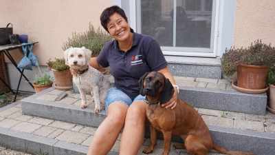 Barbara Werner mit ihren Spürhunden Ludwig (links) und Gretchen. (Foto: Andrea Walke)