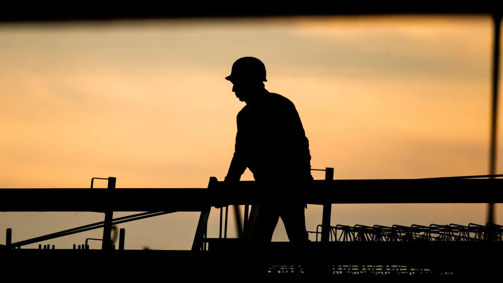 Überstunden dürfen in der Regel nur begrenzt gemacht werden. Das ist rechtlich klar geregelt. (Foto: Julian Stratenschulte/dpa)