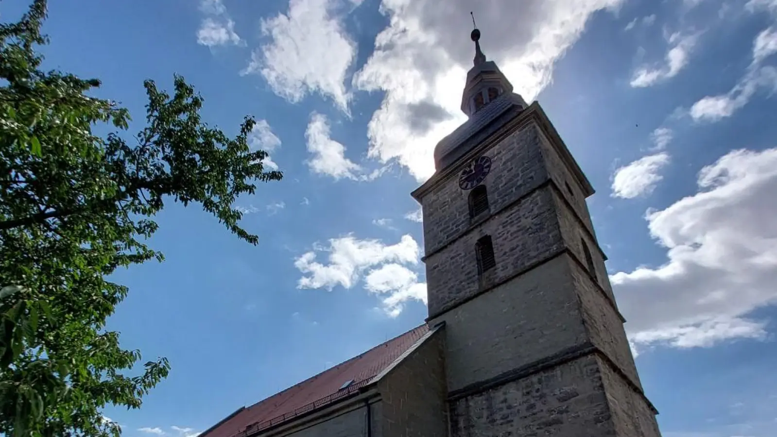 In den Kirchturm von St. Johannis hat ein Blitz eingeschlagen. Eine der vier Glocken ist seitdem stumm. (Foto: Katrin Merklein)