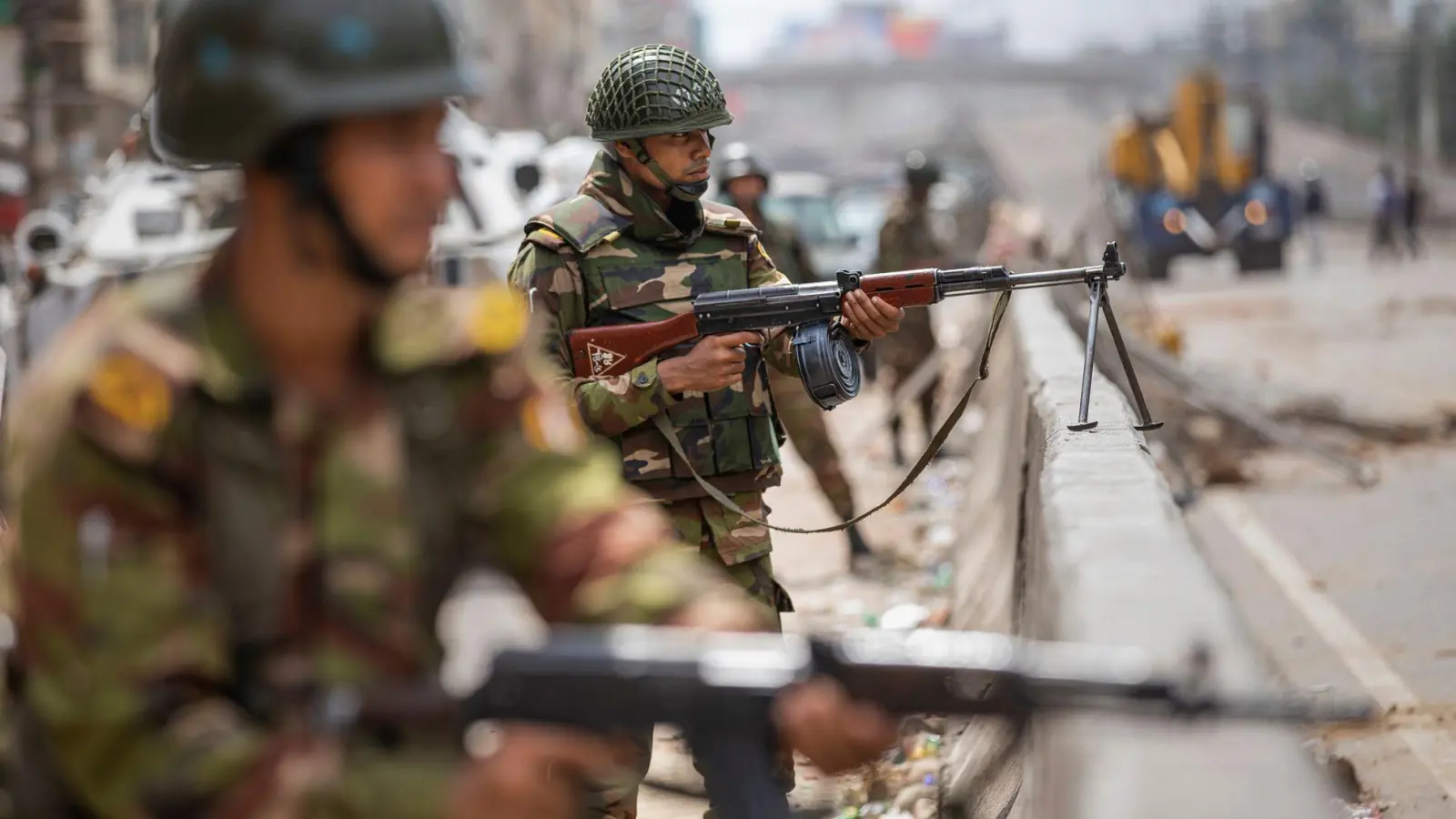 Streitkräfte stehen Wache in der Hauptstadt Dhaka (Foto: Rajib Dhar/AP/dpa)