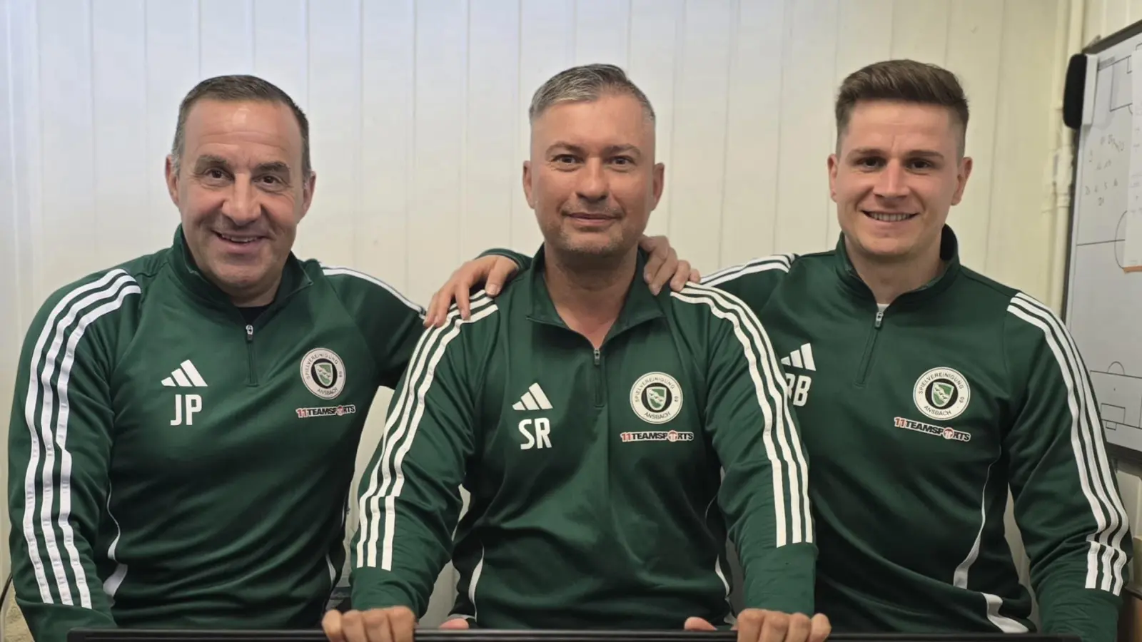 Bleiben der SpVgg Ansbach erhalten, von links: Jürgen Paul, Steed Ray, Bernd Botsch. (Foto: Tina Deißler)