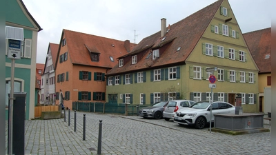 Die Granitgroßsteine des Pflasterbelags der Wethgasse werden bei der Neugestaltung Kleinsteinen sowie großformatigen Gehplatten weichen. In der Sitzung des Bauausschusses stellte Verwaltungsmitarbeiter Achim Auer das Konzept vor. (Foto: Markus Weinzierl)