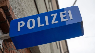 Die Polizei ermittelt zu den Hintergründen der Schüsse in Cham. (Symbolbild) (Foto: Peter Kneffel/dpa)
