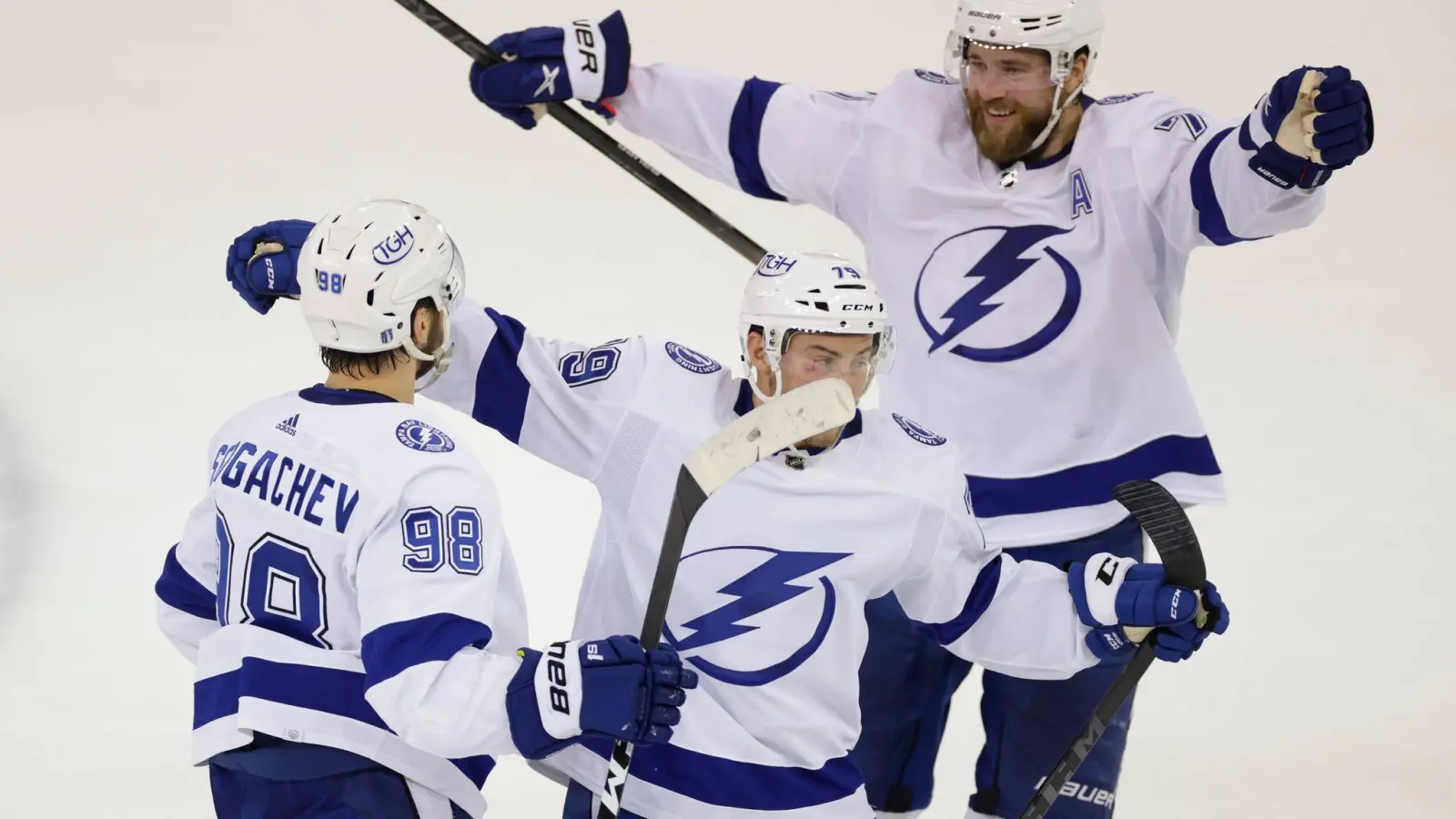 Die Spieler von Tampa Bay Lightning haben Grund zur Freude. (Foto: Adam Hunger/AP/dpa)