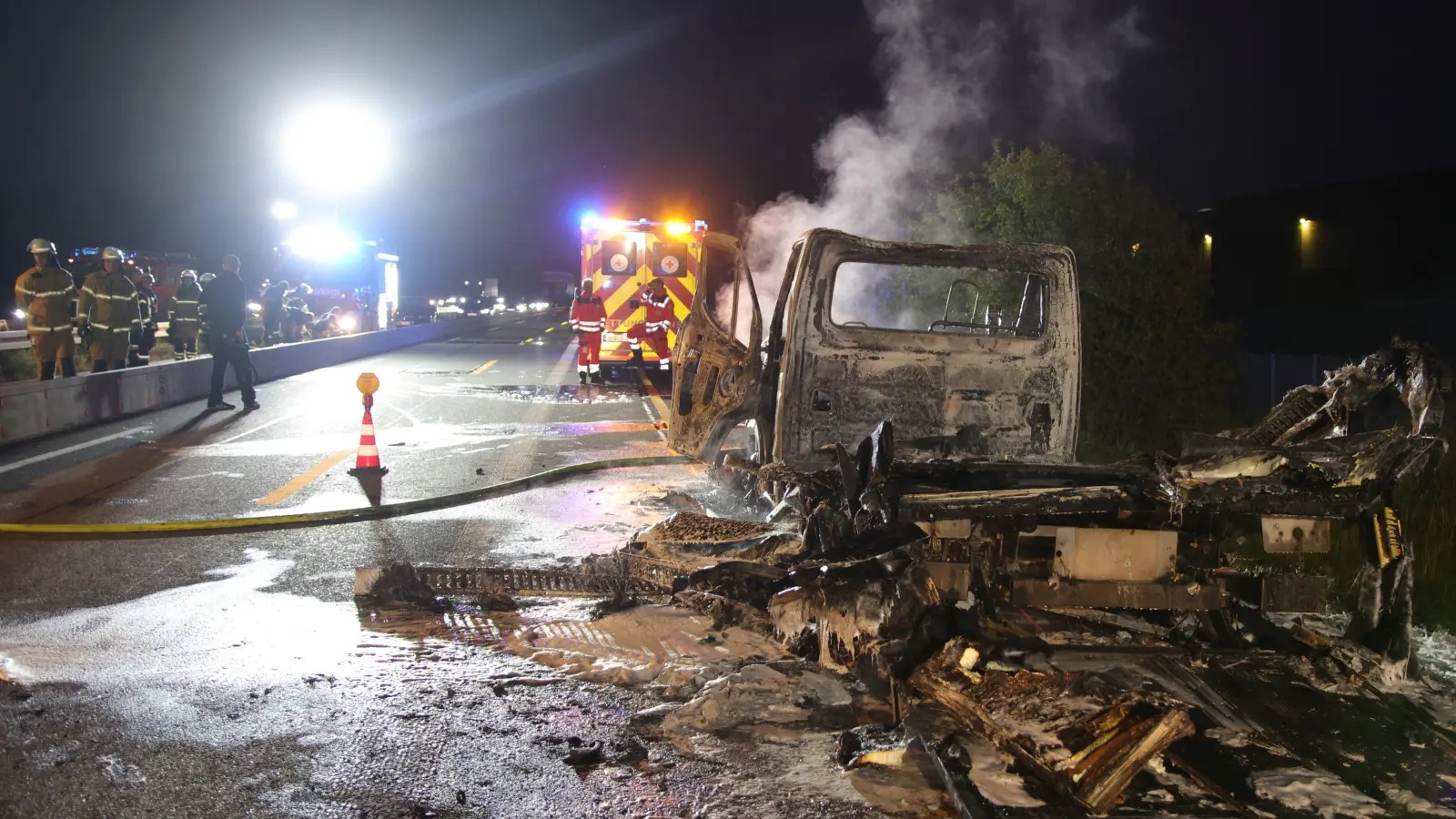 Ein Kleintransporter ist am Mittwoch gegen 18.20 Uhr auf der A6 kurz vor der Anschlussstelle Aurach in Richtung Nürnberg in Brand geraten und vollständig ausgebrannt.  (Foto: NEWS5 / Markus Zahn)