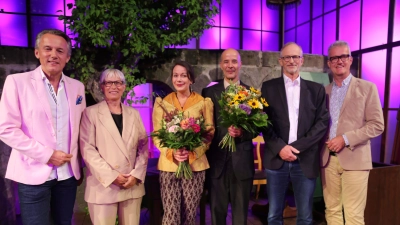 Bei der Verleihung des Kreuzgangpreises mit dabei waren (von links): Radio-8-Programmleiter Klaus Seeger, FLZ-Chefredakteurin Gudrun Bayer, Preisträgerin Edina Hojas, Geehrter Ulrich Westermann, Intendant Johannes Kaetzler und Feuchtwangens Bürgermeister Patrick Ruh. (Foto: Martina Kramer)