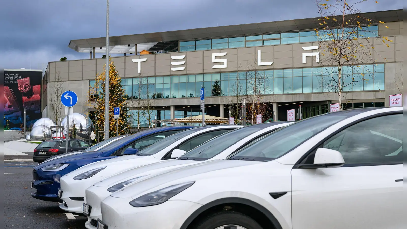 Im Tesla-Werk nahe Berlin wird ein neuer Betriebsrat gewählt – es geht aber um mehr. (Symbolbild) (Foto: Patrick Pleul/dpa)