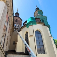 Das Netz am Turm hängt dort seit drei Jahren, nun wurde auch das Dach des Chores mit einem Schutz umfangen. (Foto: Nina Daebel)