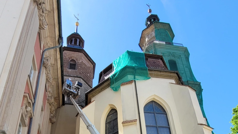 Das Netz am Turm hängt dort seit drei Jahren, nun wurde auch das Dach des Chores mit einem Schutz umfangen. (Foto: Nina Daebel)