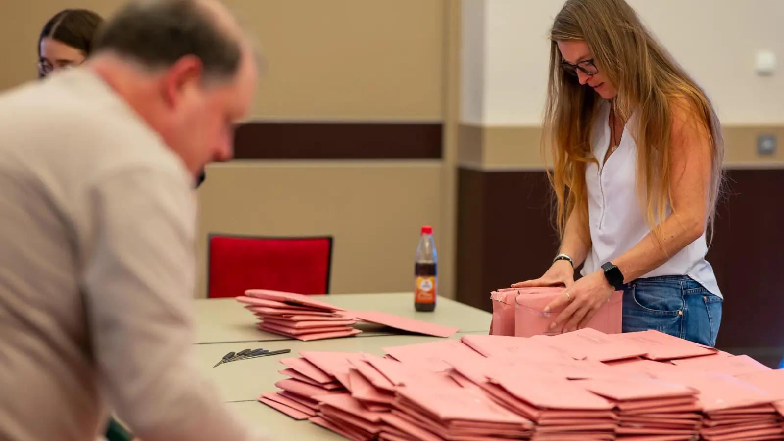 In Neustadt hat die Auszählung der Stimmen, die per Briefwahl reinkamen, bereits begonnen. (Foto: Mirko Fryska)