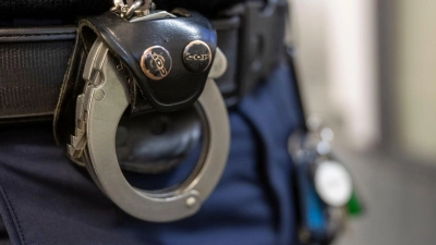 Der 67-Jährige wurde vorläufig festgenommen. (Symbolbild) (Foto: Peter Kneffel/dpa)