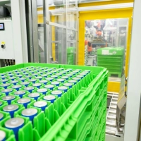 Im neuen BMW-Batteriewerk sollen pro Tag mehrere hundert Hochvoltspeicher entstehen. Jeder von ihnen hat fast 1.000 Zellen.  (Foto: Lukas Barth-Tuttas/dpa)