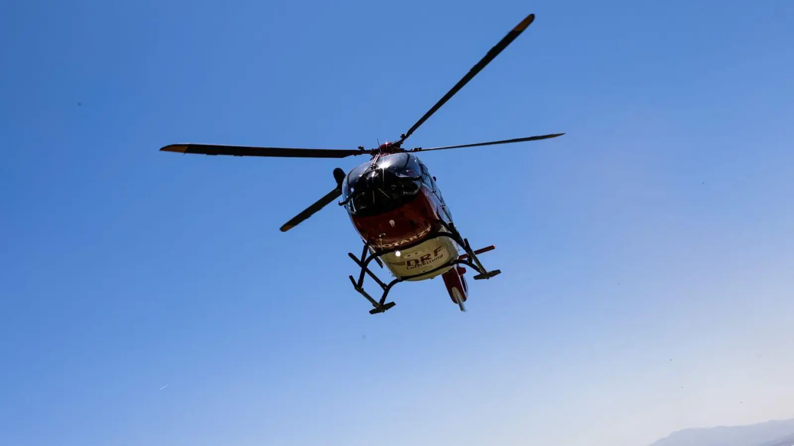 Der Bub kam mit dem Helikopter in eine Klinik (Symbolbild). (Foto: Philipp von Ditfurth/dpa)
