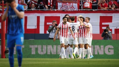 Jubel über die Führung: die Spieler des SC Freiburg. (Foto: Philipp von Ditfurth/dpa)