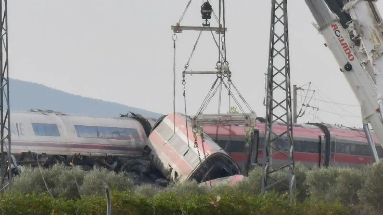 In den Wracks wurden keine weiteren Opfer gefunden. (Foto: Eusebio García Del Castillo/EUROPA PRESS/dpa)