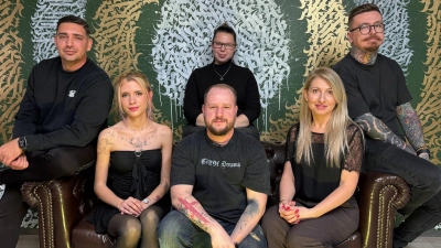 Das Team von „Old Dragon Ink“ in Dinkelsbühl: Mark, Inka, Dimi, Jana, Ivan (v. l. n. r.) und Ella (Hintergrund).  (Foto: Old Dragon Ink)