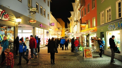 2019 fand zuletzt eine lange Einkaufsnacht in Ansbach statt: Viele Attraktionen rund um Feuershows, Artisten und Zauberer lockten die Menschen damals in die Stadt. Das soll nun wieder funktionieren. (Archivfoto: Jim Albright)