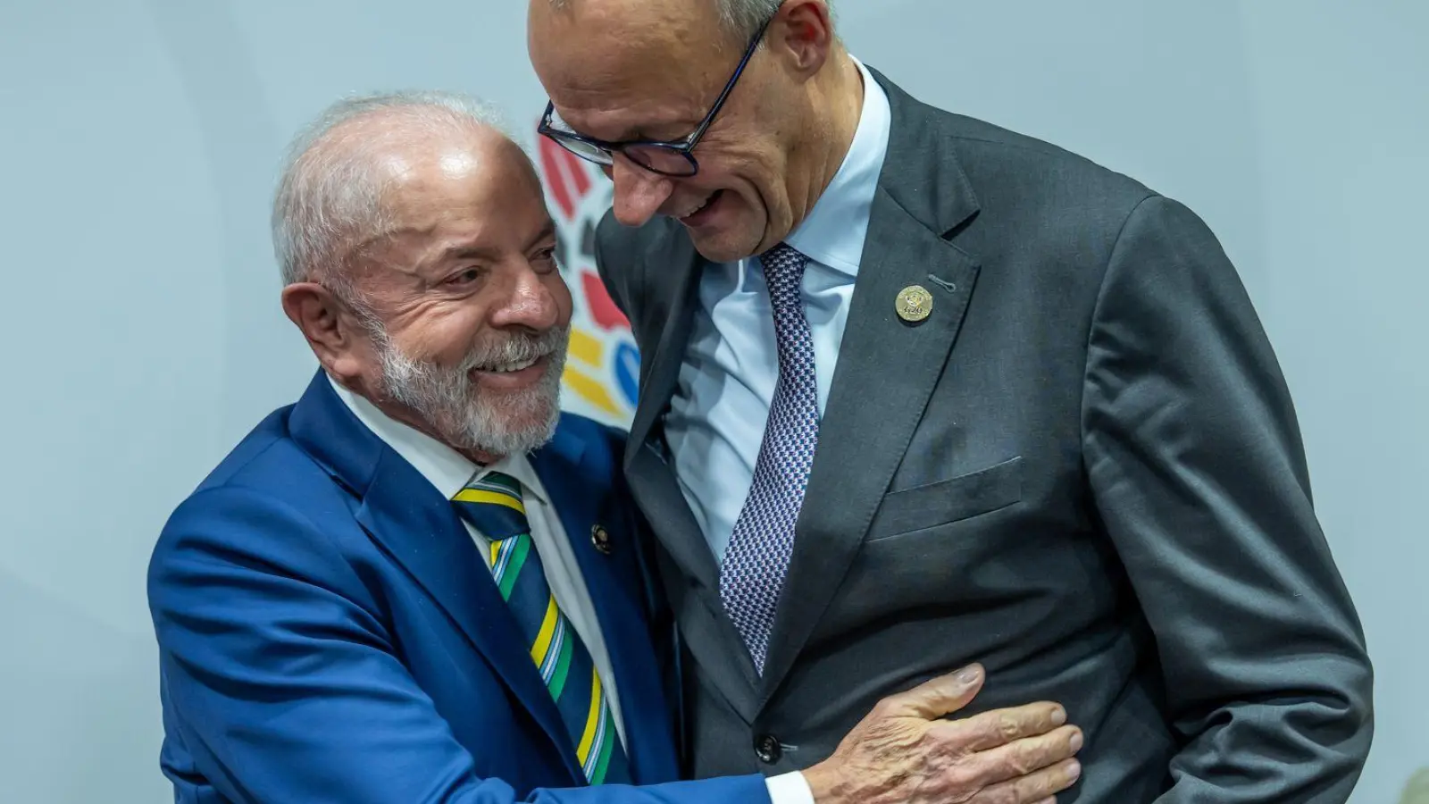 Kanzler Merz und Brasiliens Präsident Lula umarmen sich beim G20-Gipfel. (Foto: Michael Kappeler/dpa-pool/dpa)