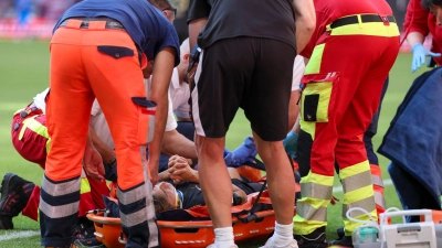 Daiki Hashioka (Bor. Mönchengladbach) musste nach einem Zusammenstoß ins Krankenhaus gebracht werden. (Foto: Jan Woitas/dpa)
